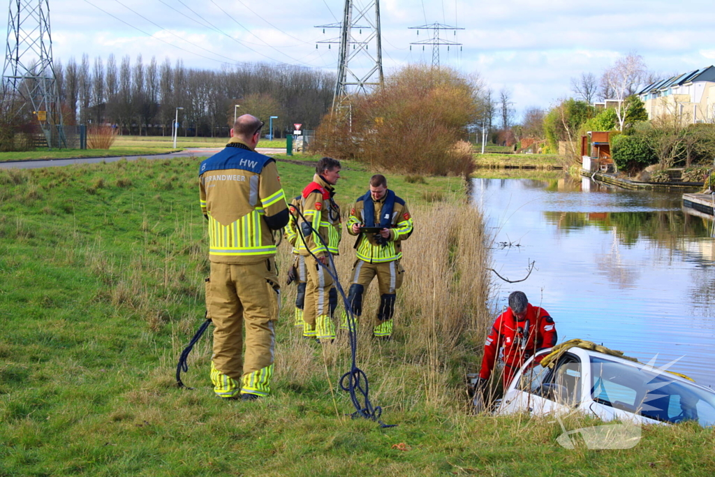 Brandweer haalt persoon uit te water geraakte auto