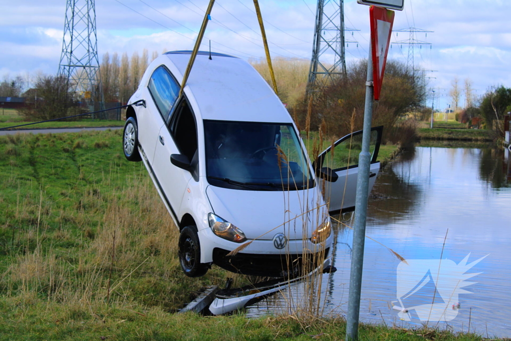 Brandweer haalt persoon uit te water geraakte auto