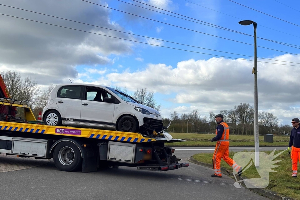 Brandweer haalt persoon uit te water geraakte auto