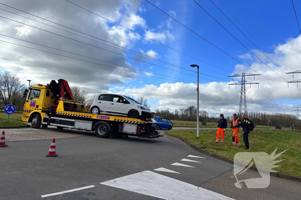 Brandweer haalt persoon uit te water geraakte auto