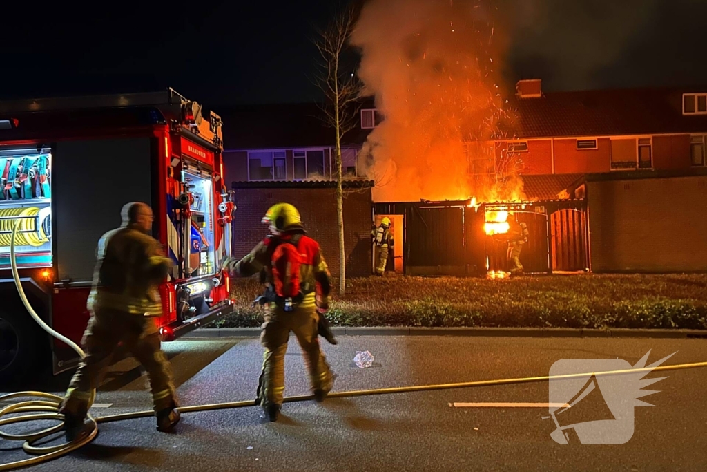 Metershoge vlammen slaan uit achtertuin