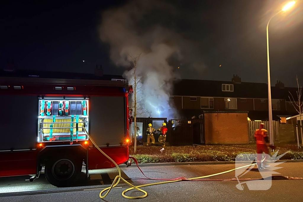 Metershoge vlammen slaan uit achtertuin