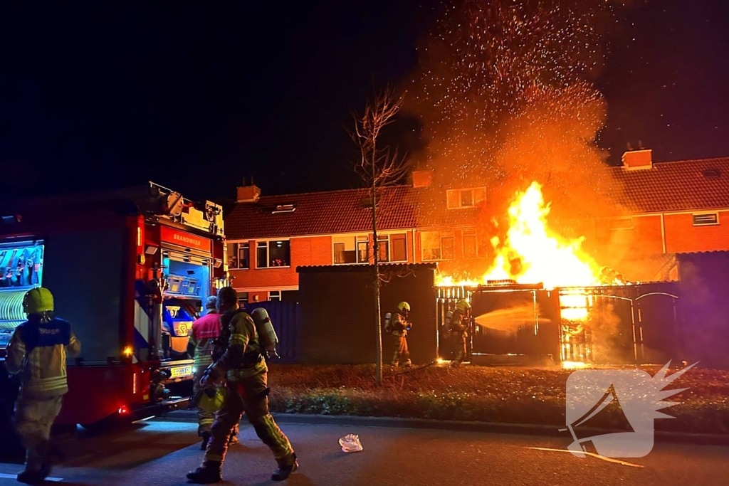 Metershoge vlammen slaan uit achtertuin