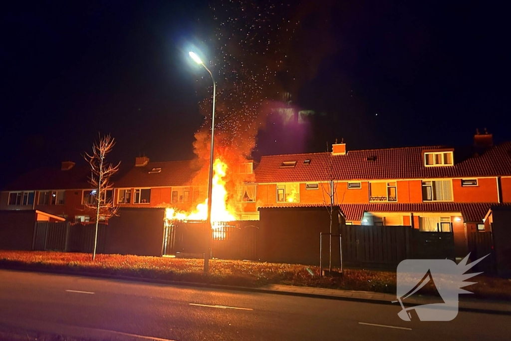 Metershoge vlammen slaan uit achtertuin