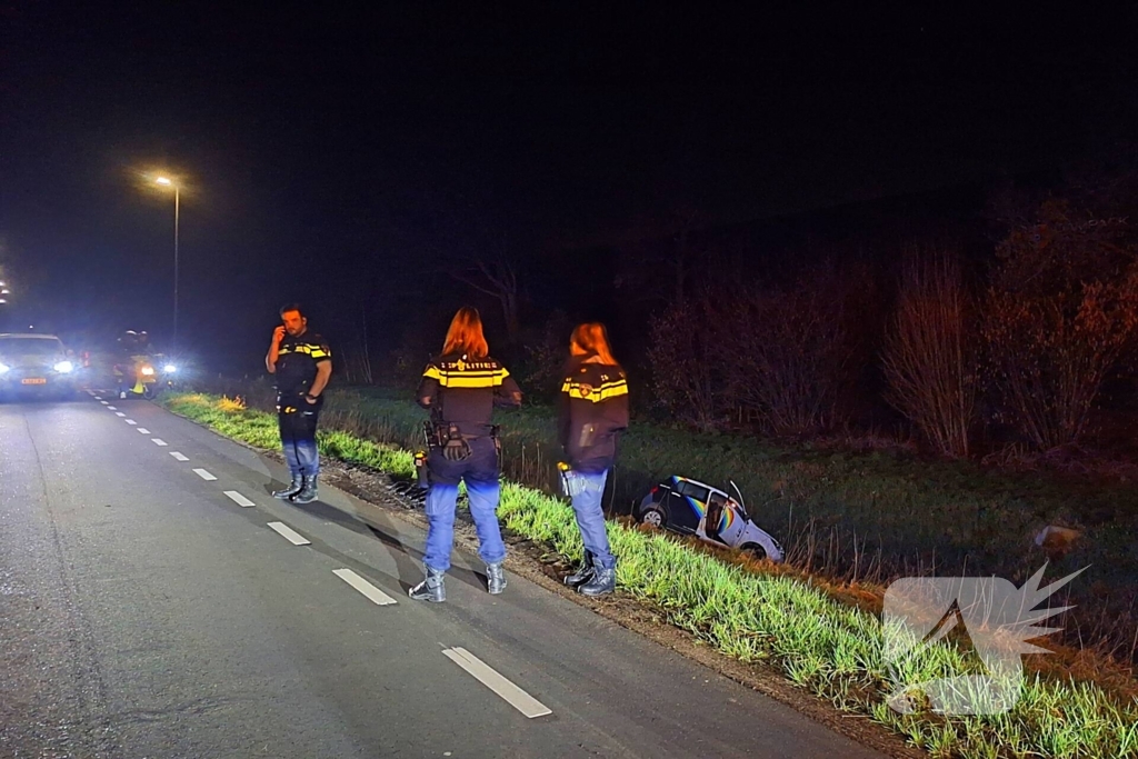 Dronken automobilist belandt onderaan dijk