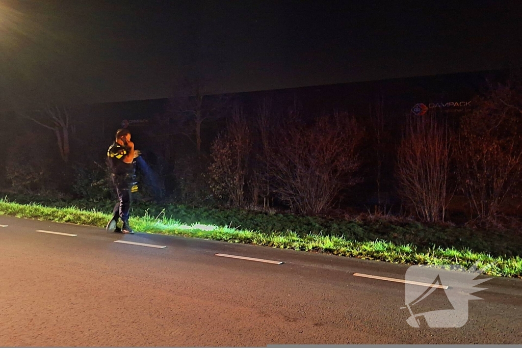 Dronken automobilist belandt onderaan dijk