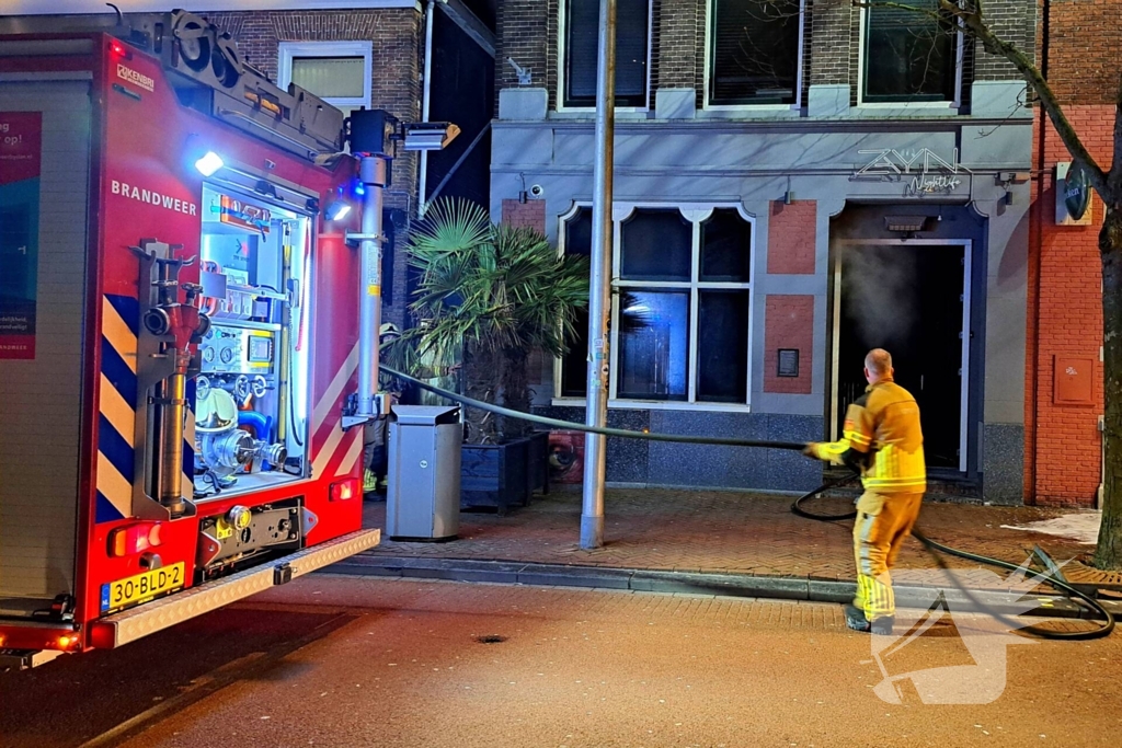 Rookwolken trekken over stad door zeer grote brand