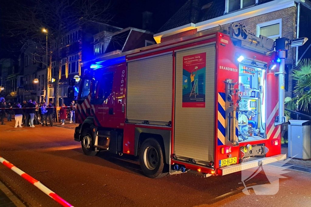 Rookwolken trekken over stad door zeer grote brand