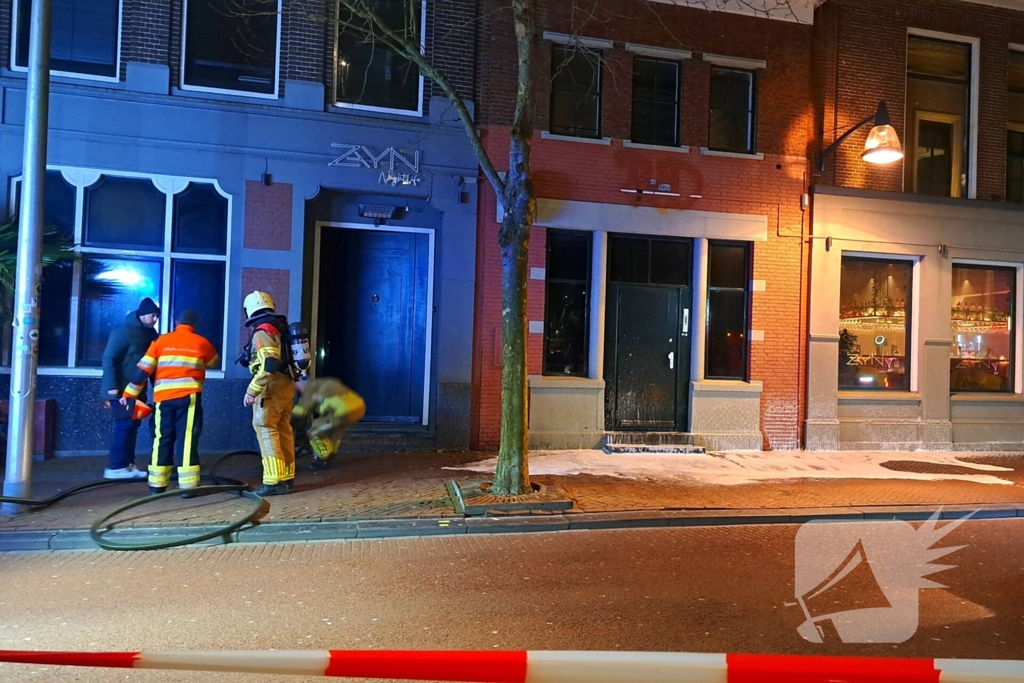 Rookwolken trekken over stad door zeer grote brand