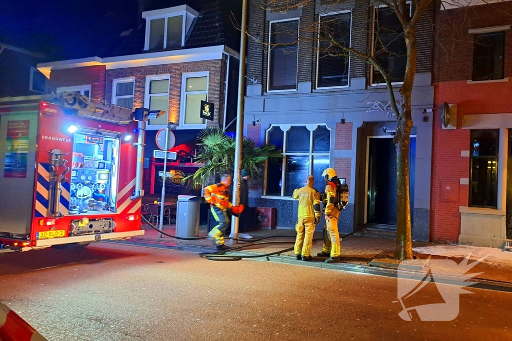 Rookwolken trekken over stad door zeer grote brand