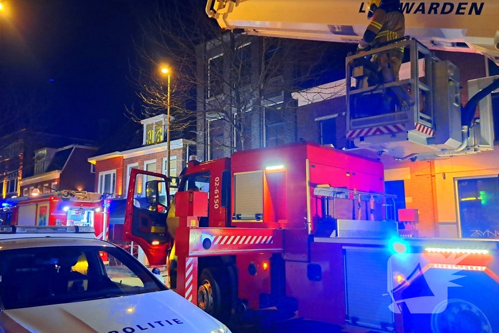 Rookwolken trekken over stad door zeer grote brand