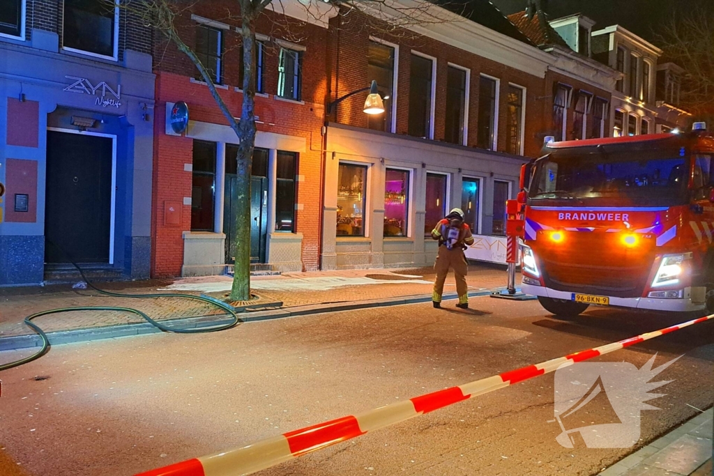 Rookwolken trekken over stad door zeer grote brand