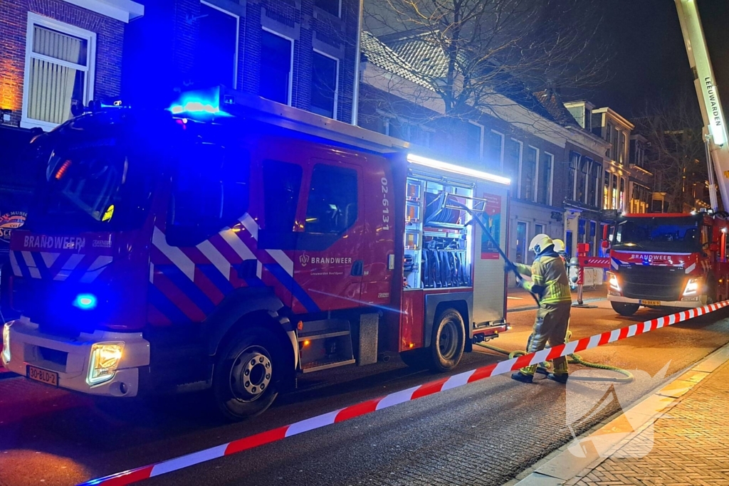 Rookwolken trekken over stad door zeer grote brand