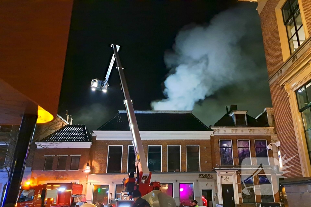 Rookwolken trekken over stad door zeer grote brand