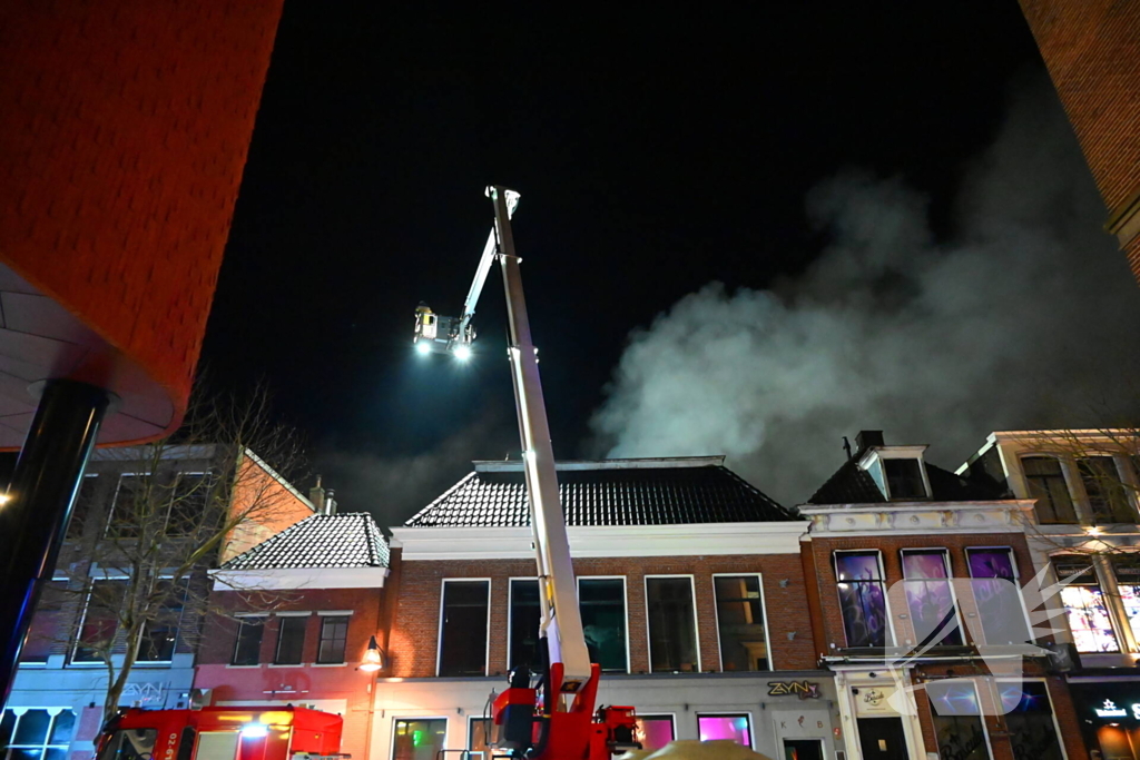 Rookwolken trekken over stad door zeer grote brand