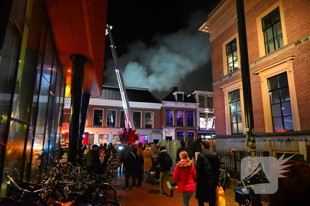 Rookwolken trekken over stad door zeer grote brand