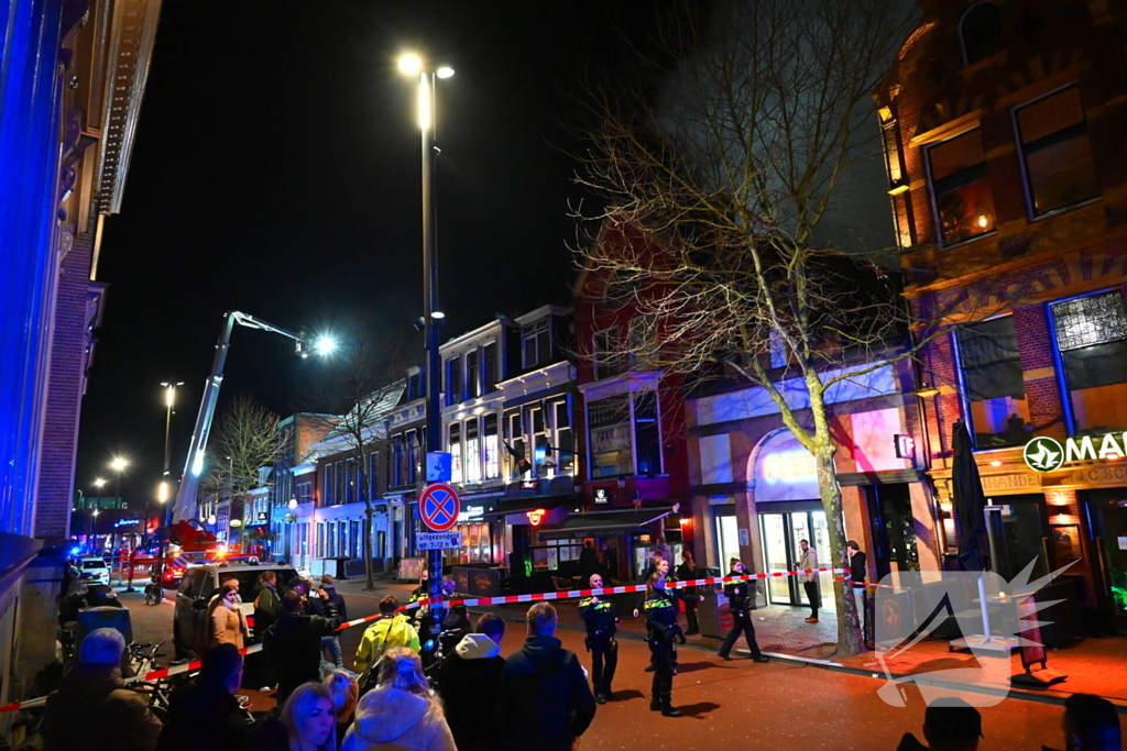 Rookwolken trekken over stad door zeer grote brand