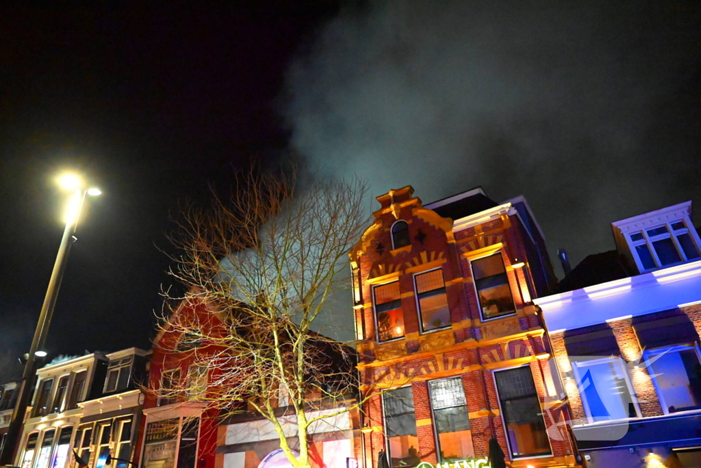 Rookwolken trekken over stad door zeer grote brand