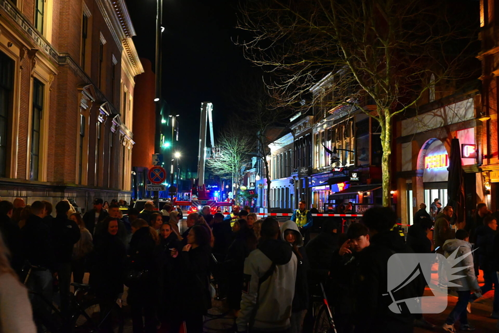 Rookwolken trekken over stad door zeer grote brand