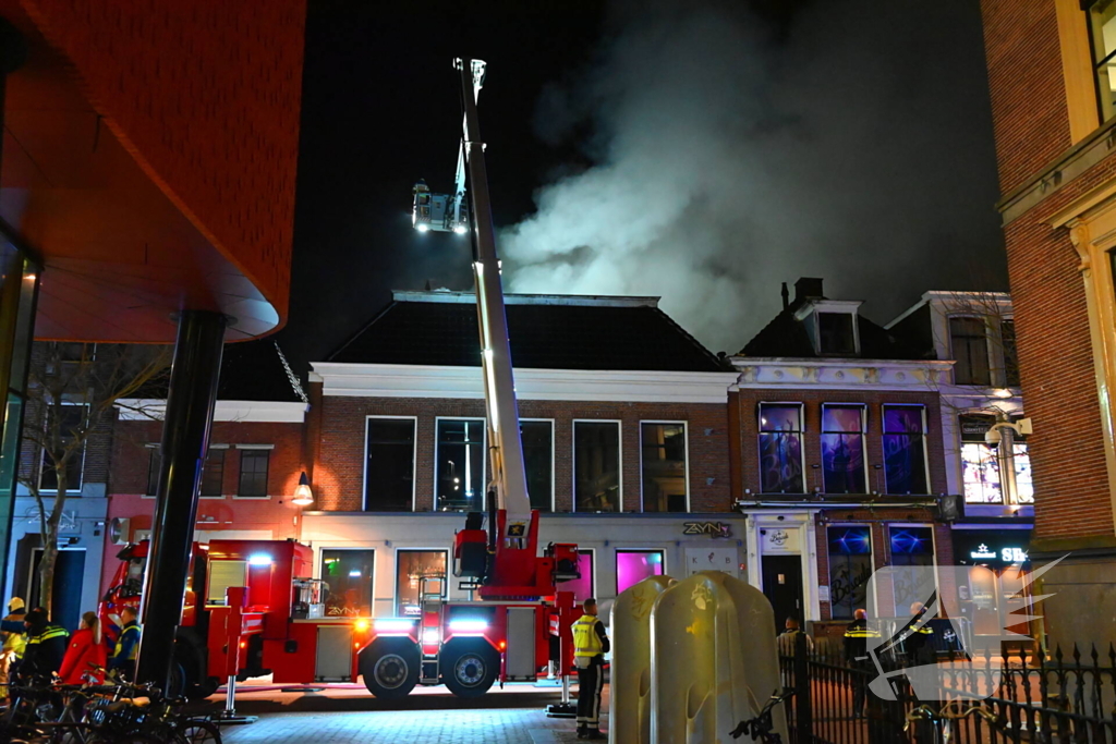 Rookwolken trekken over stad door zeer grote brand