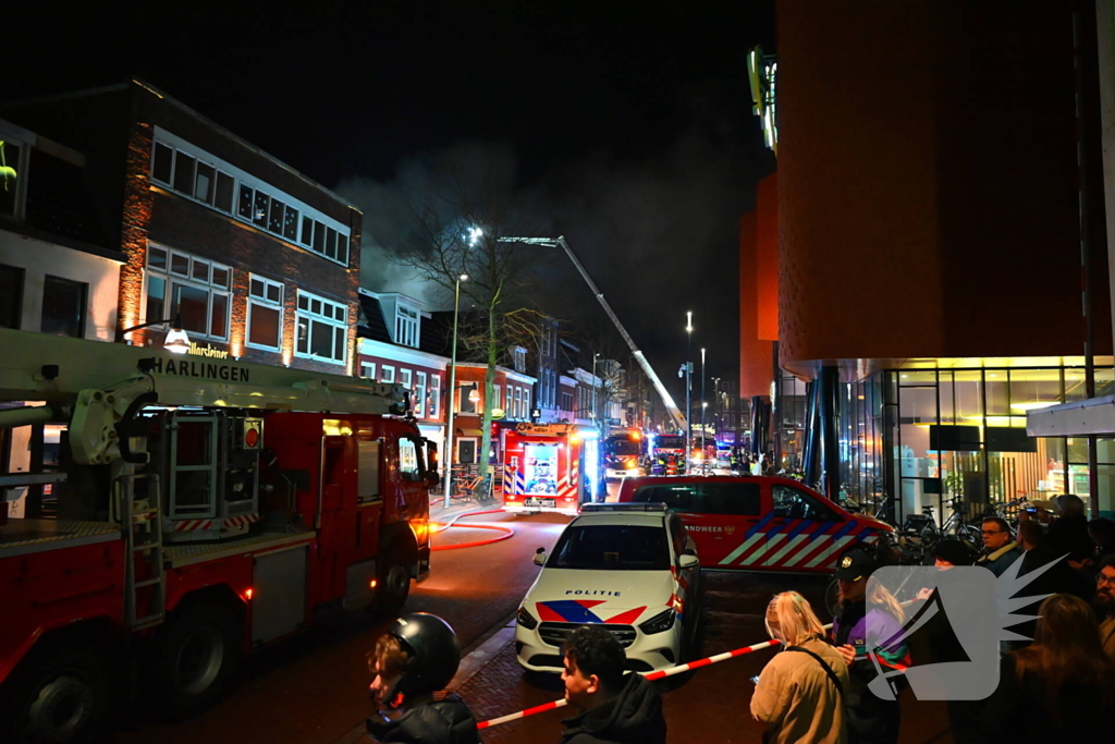 Rookwolken trekken over stad door zeer grote brand