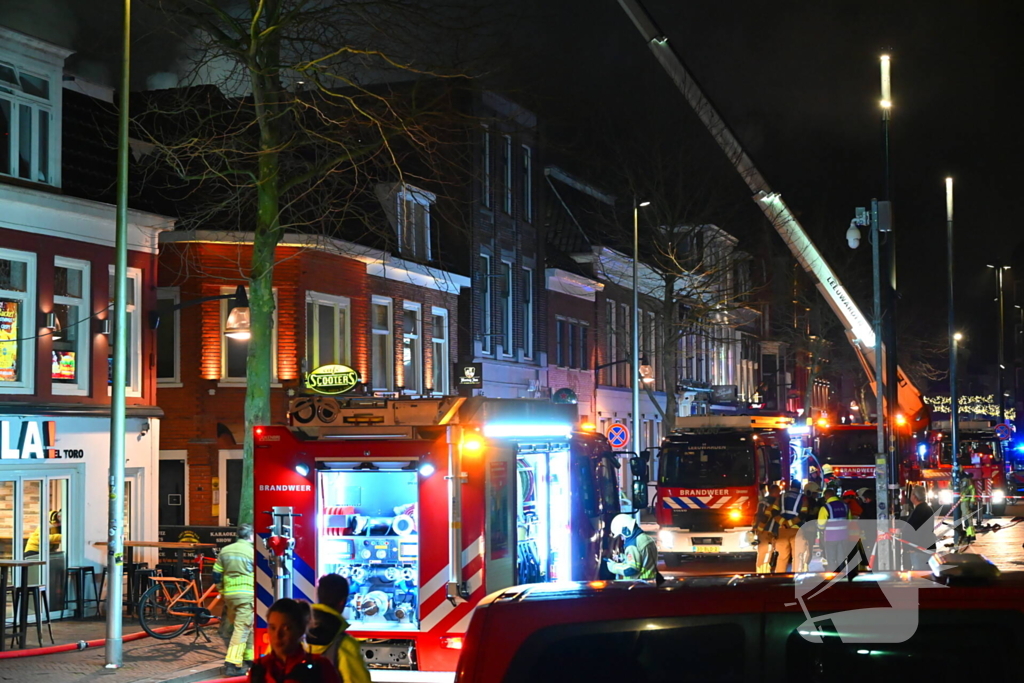 Rookwolken trekken over stad door zeer grote brand