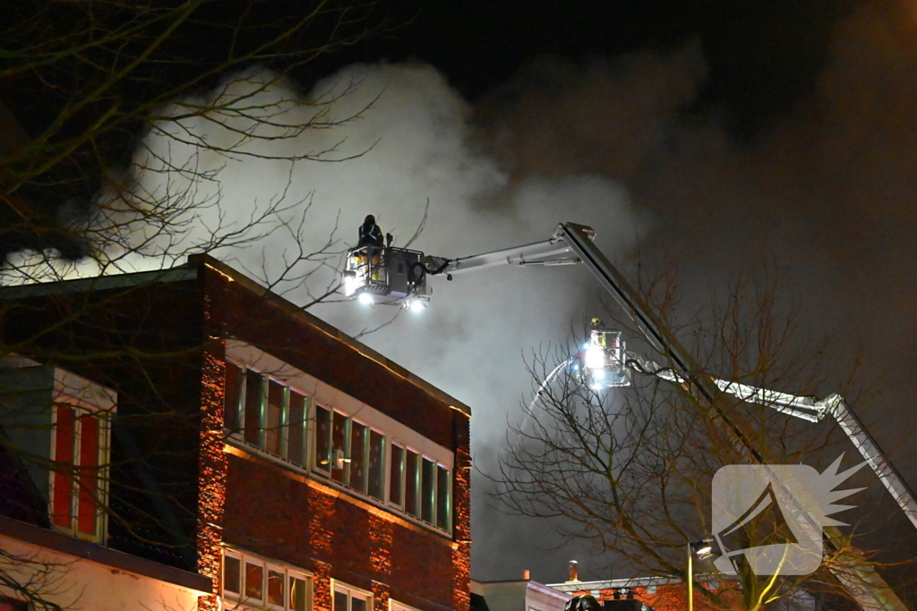 Rookwolken trekken over stad door zeer grote brand