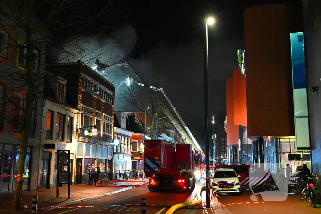 Rookwolken trekken over stad door zeer grote brand