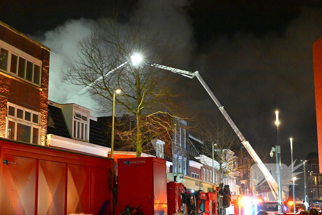 Rookwolken trekken over stad door zeer grote brand