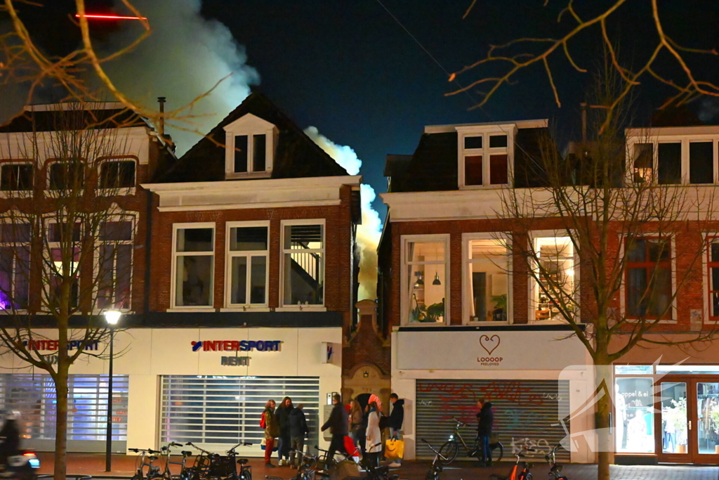 Rookwolken trekken over stad door zeer grote brand