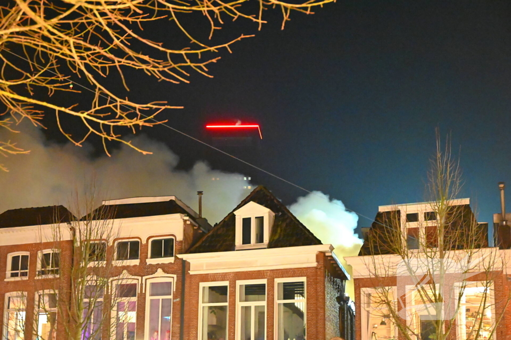 Rookwolken trekken over stad door zeer grote brand