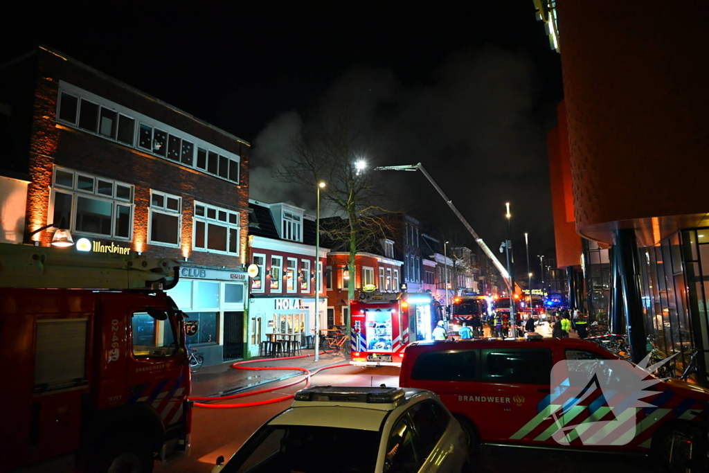 Rookwolken trekken over stad door zeer grote brand