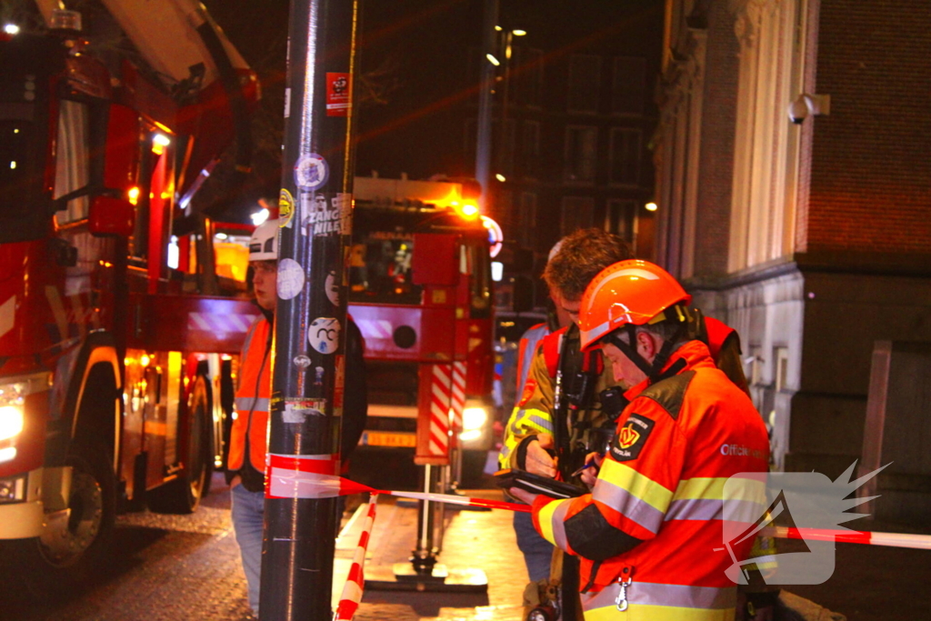 Rookwolken trekken over stad door zeer grote brand