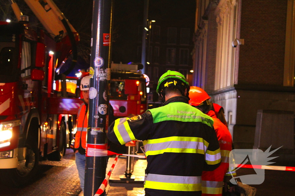 Rookwolken trekken over stad door zeer grote brand