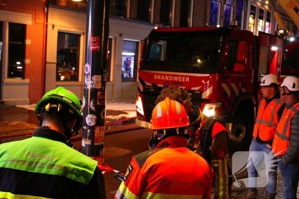Rookwolken trekken over stad door zeer grote brand