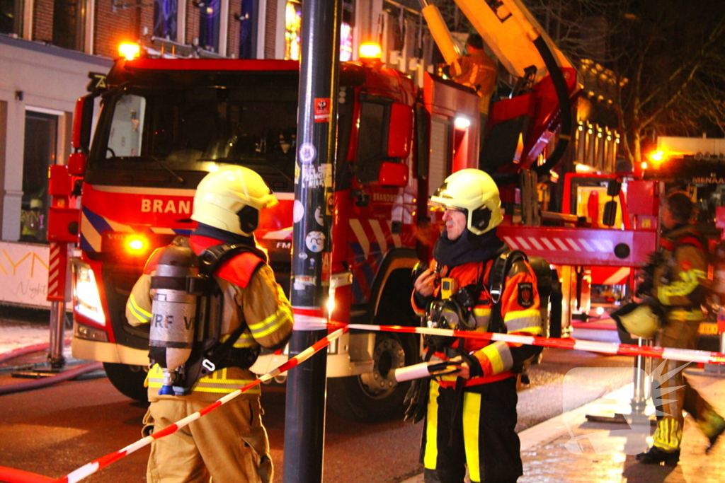 Rookwolken trekken over stad door zeer grote brand