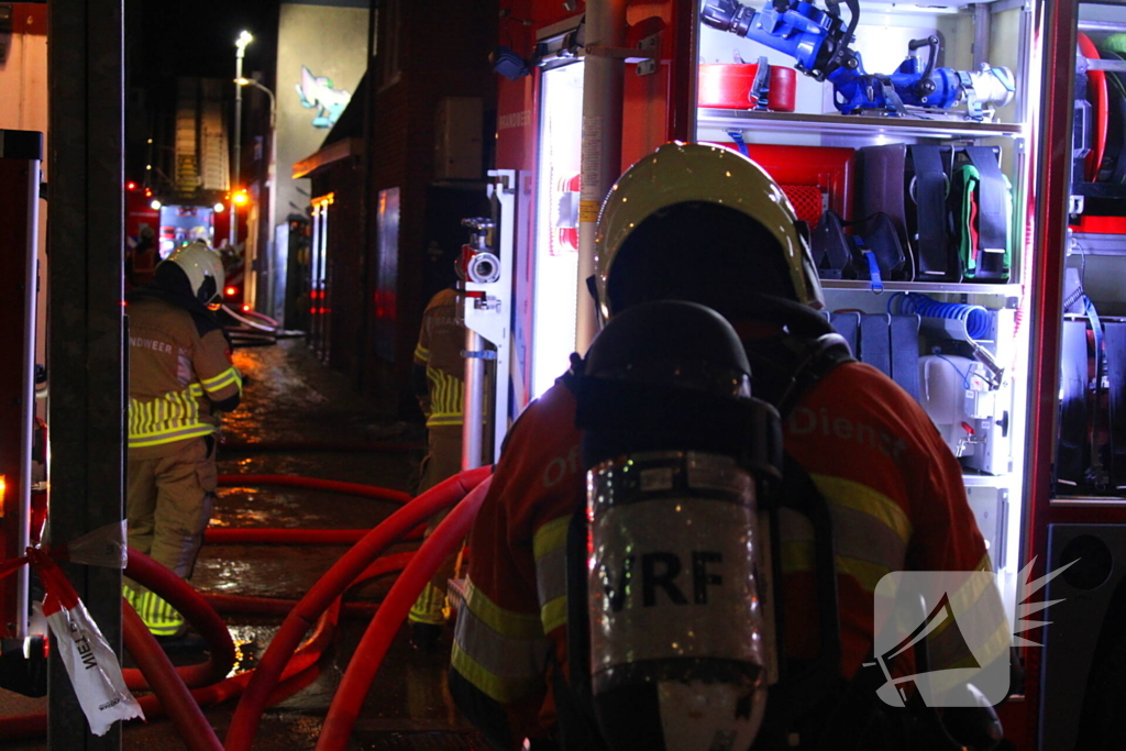 Rookwolken trekken over stad door zeer grote brand