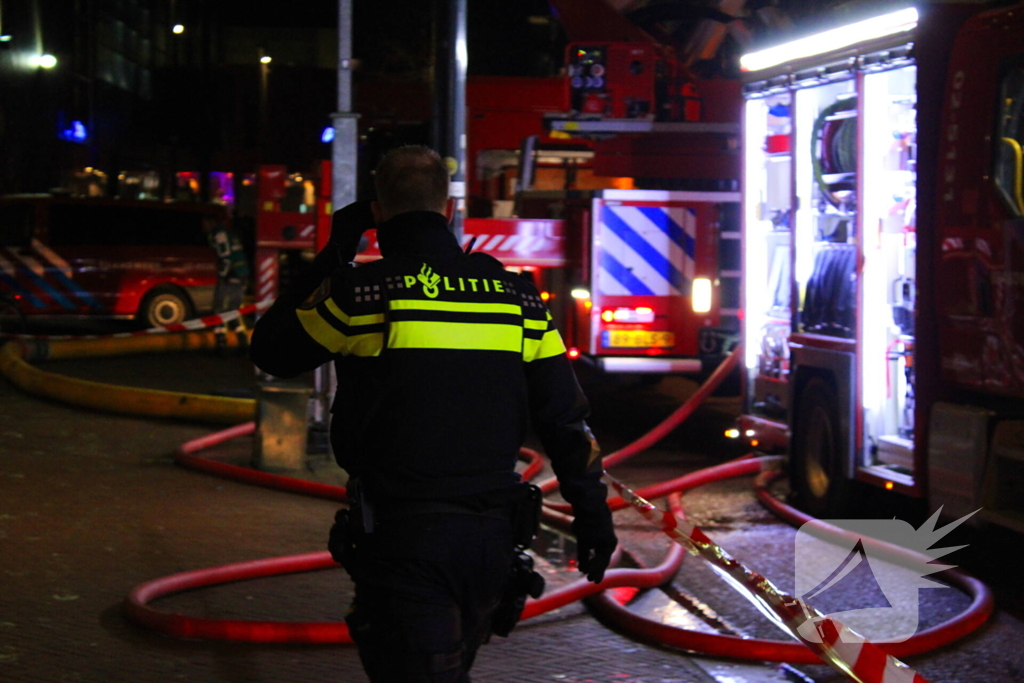 Rookwolken trekken over stad door zeer grote brand