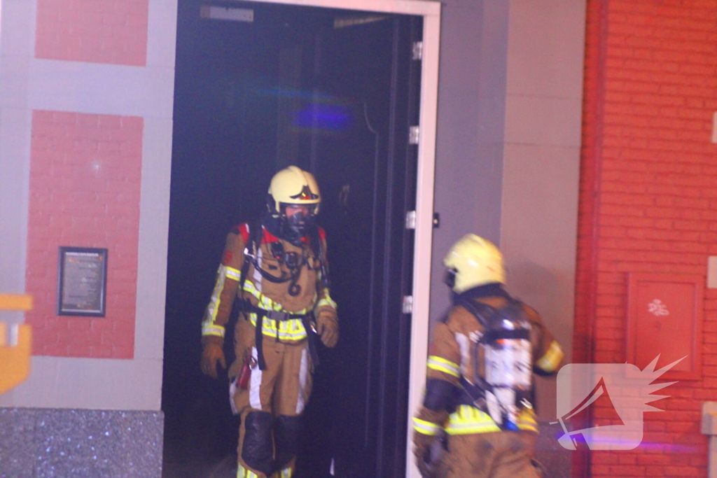 Rookwolken trekken over stad door zeer grote brand