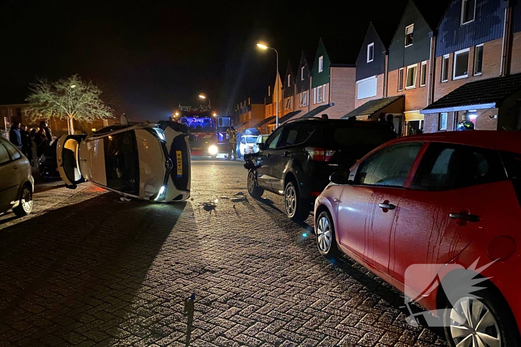 Ongeval laat auto op zijn kant eindigen