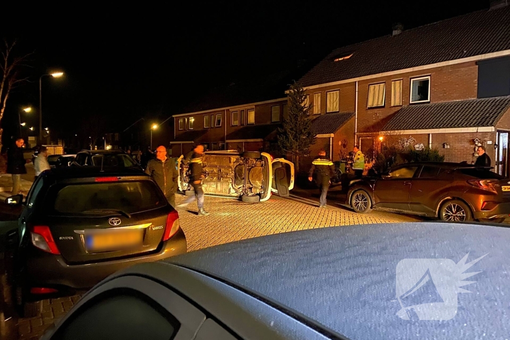 Ongeval laat auto op zijn kant eindigen