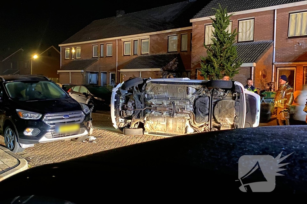 Ongeval laat auto op zijn kant eindigen