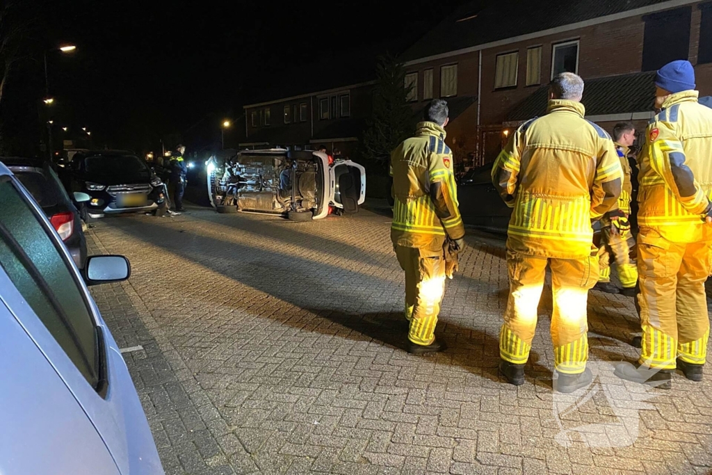 Ongeval laat auto op zijn kant eindigen