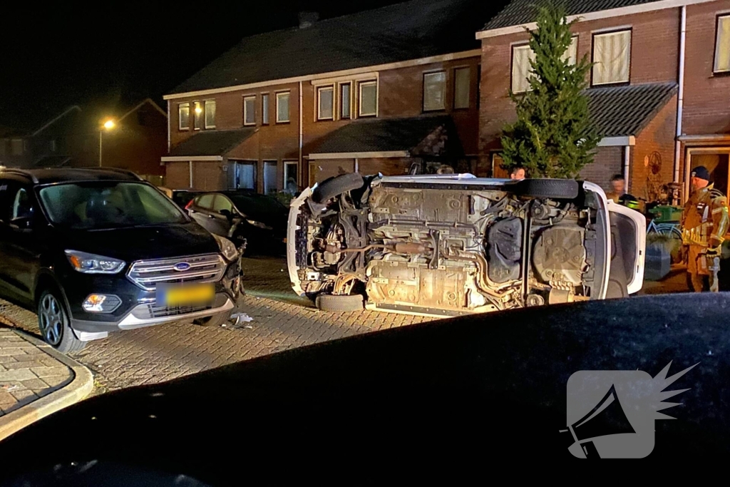 Ongeval laat auto op zijn kant eindigen