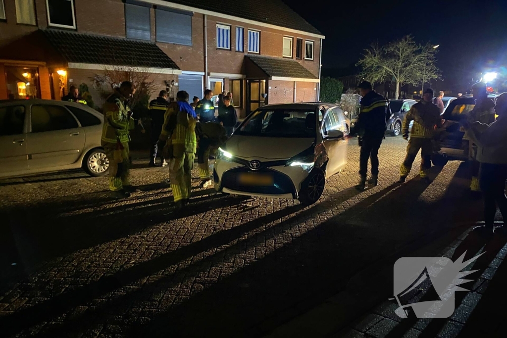 Ongeval laat auto op zijn kant eindigen