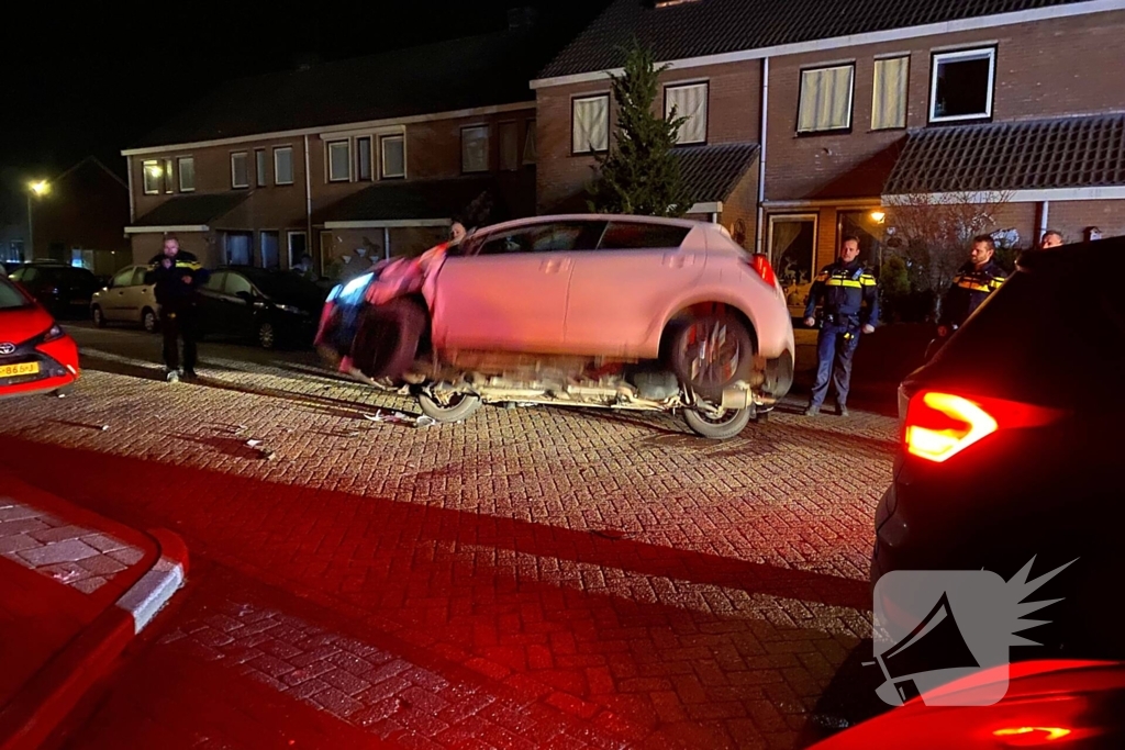 Ongeval laat auto op zijn kant eindigen