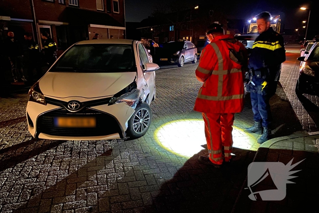 Ongeval laat auto op zijn kant eindigen