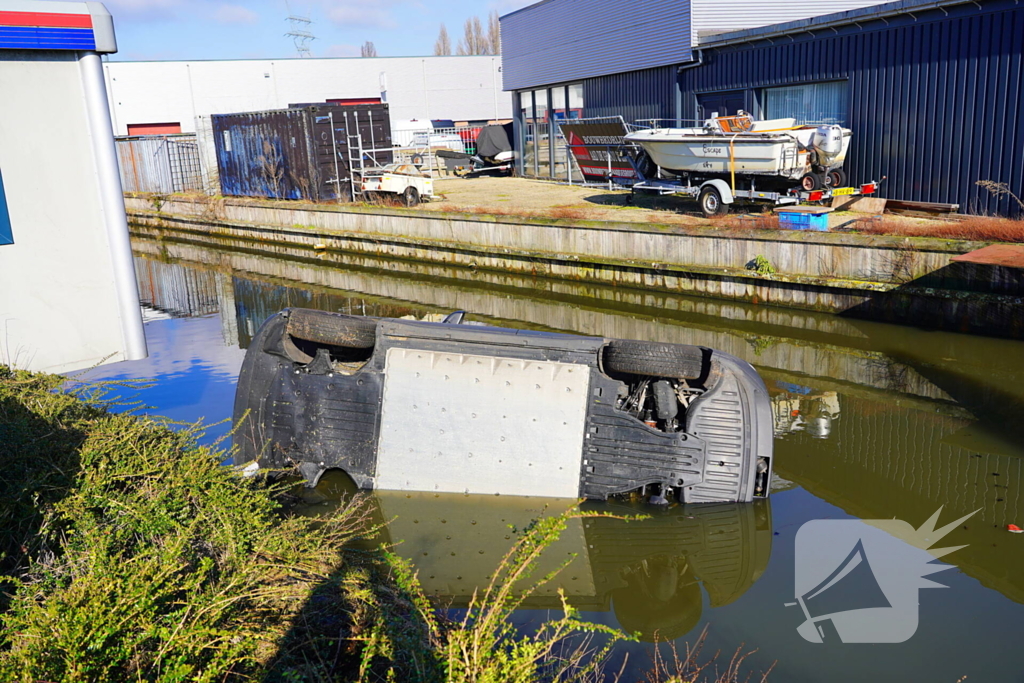 Automobilist raakt met voertuig te water