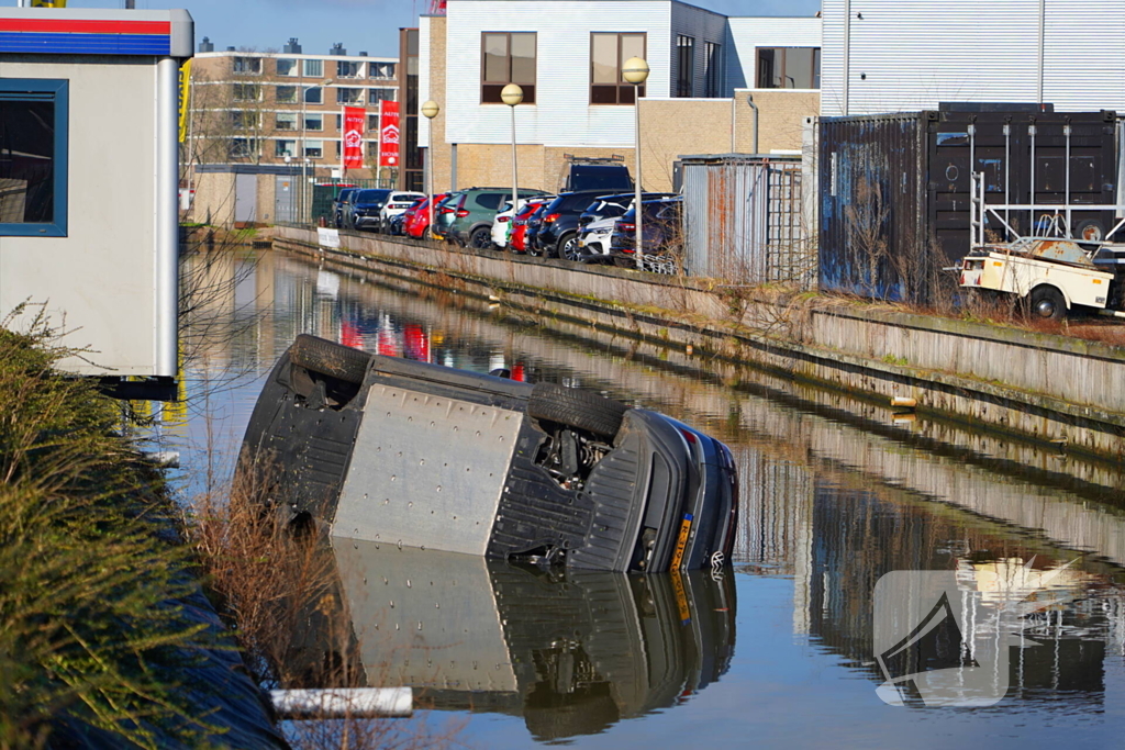 Automobilist raakt met voertuig te water