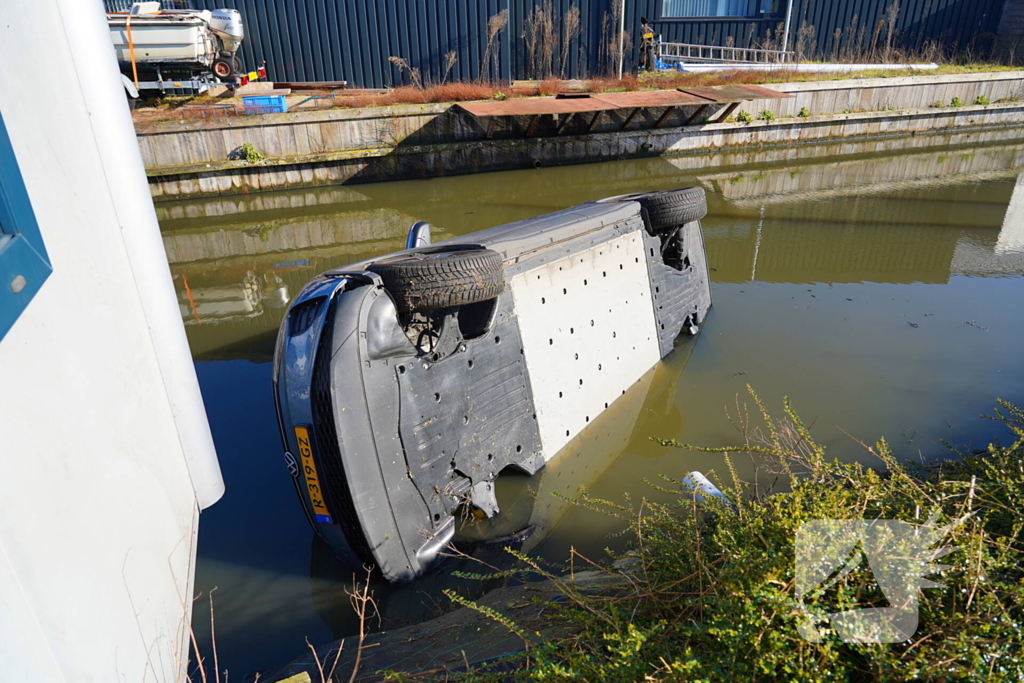 Automobilist raakt met voertuig te water